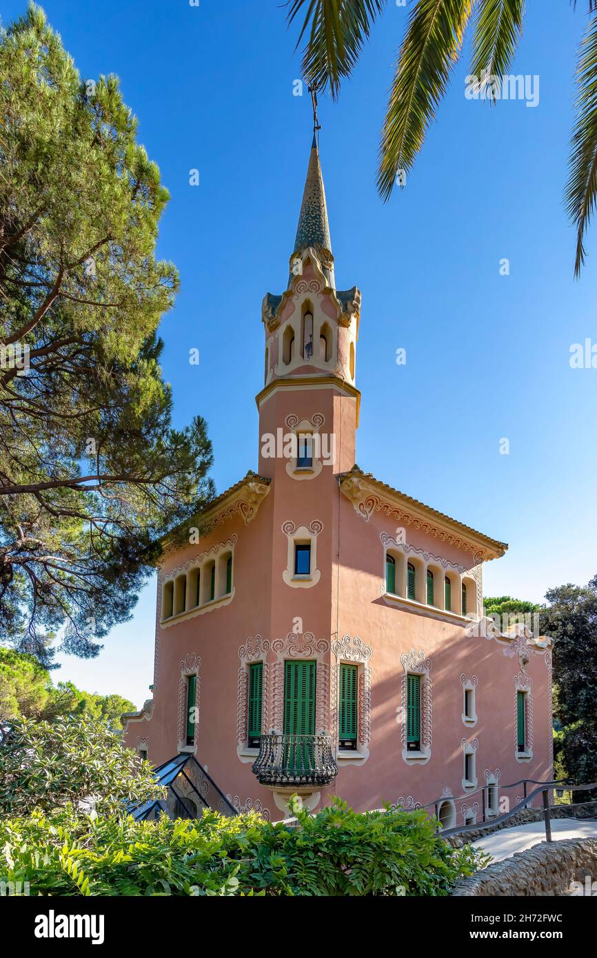 Façade de la maison du musée de l'architecte Antoni Gaudi au Parc Güell dans la ville de Barcelone, composée de jardins et d'éléments architecturaux situés sur la voiture Banque D'Images