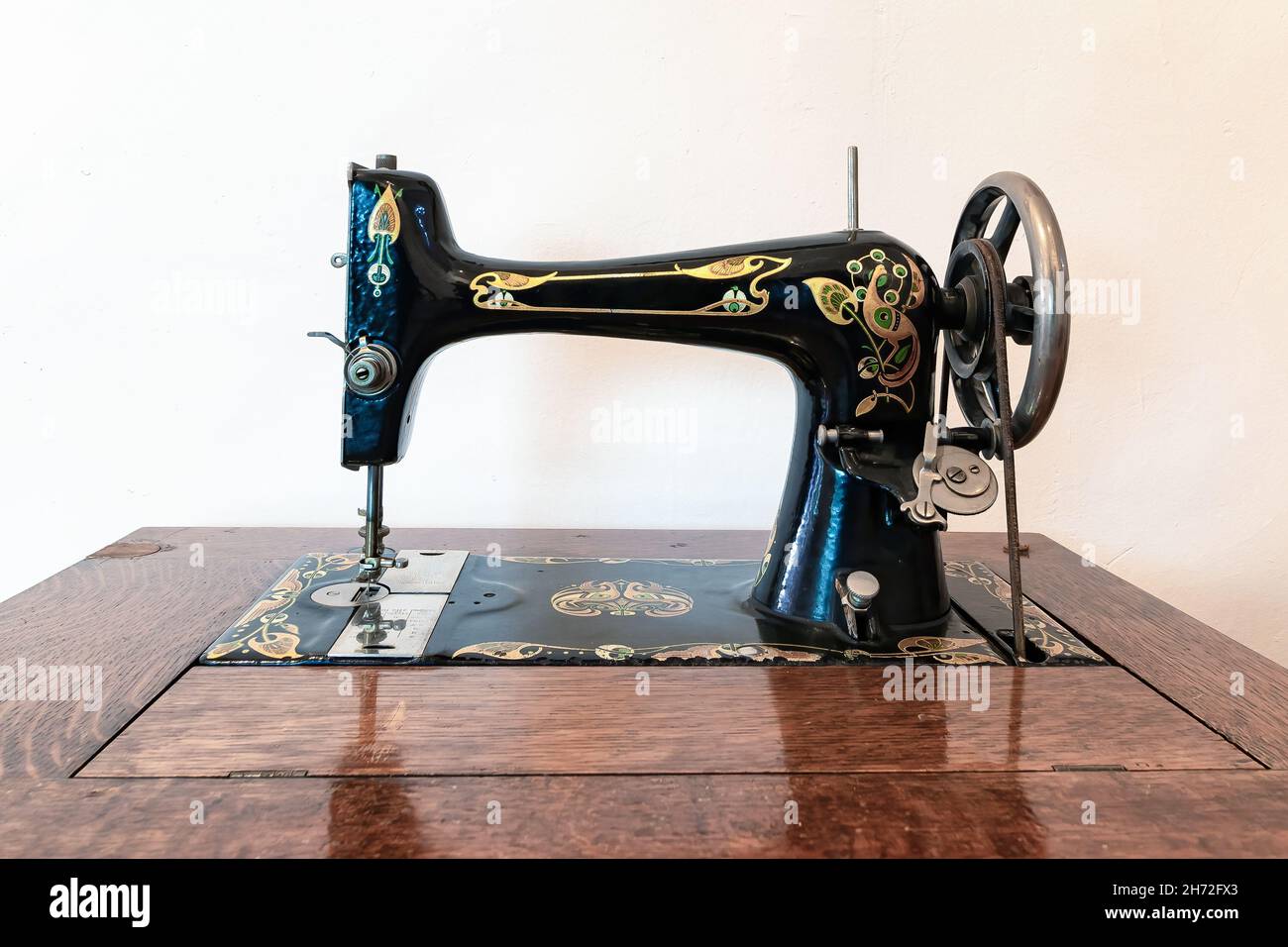 Ancienne machine à coudre dans un mobilier en bois Banque D'Images
