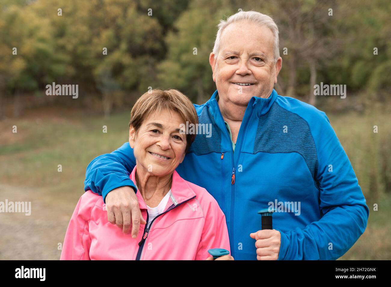 Couple senior heureux trekking et s'amuser dans les bois - vacances de voyage de personnes âgées Banque D'Images