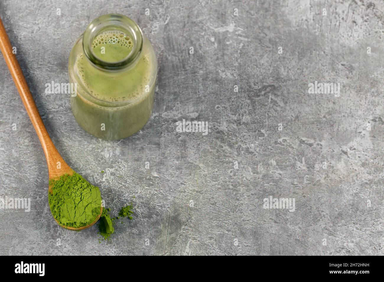 Vue sur une boule de poudre de matcha et un latte de matcha Banque D'Images