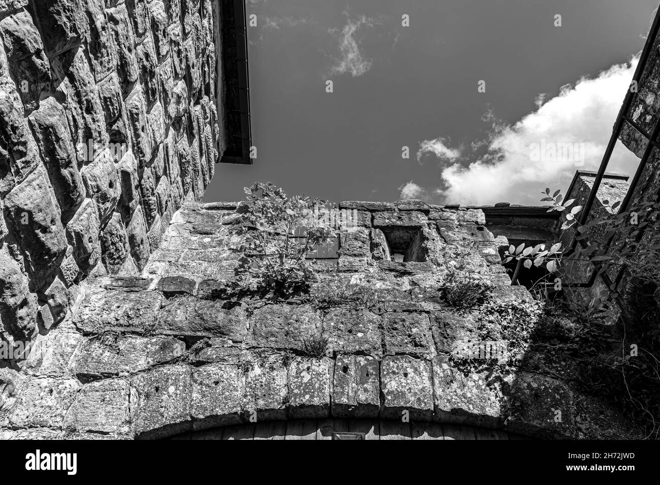 Fenêtres à l'intérieur des murs massifs d'un ancien château médiéval b/W. Banque D'Images