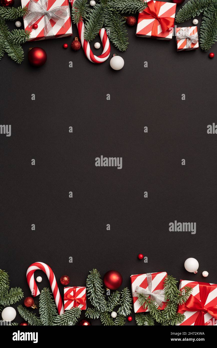 Fond de Noël noir avec cadre de décorations de Noël et boîtes-cadeaux Banque D'Images