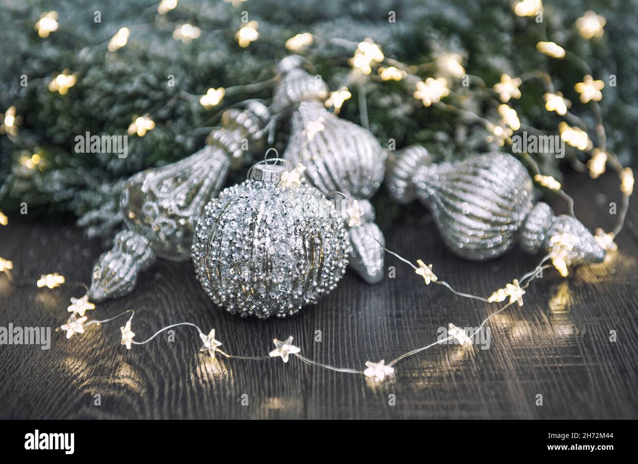 Décorations de Noël et lumières de fête sur fond sombre Banque D'Images