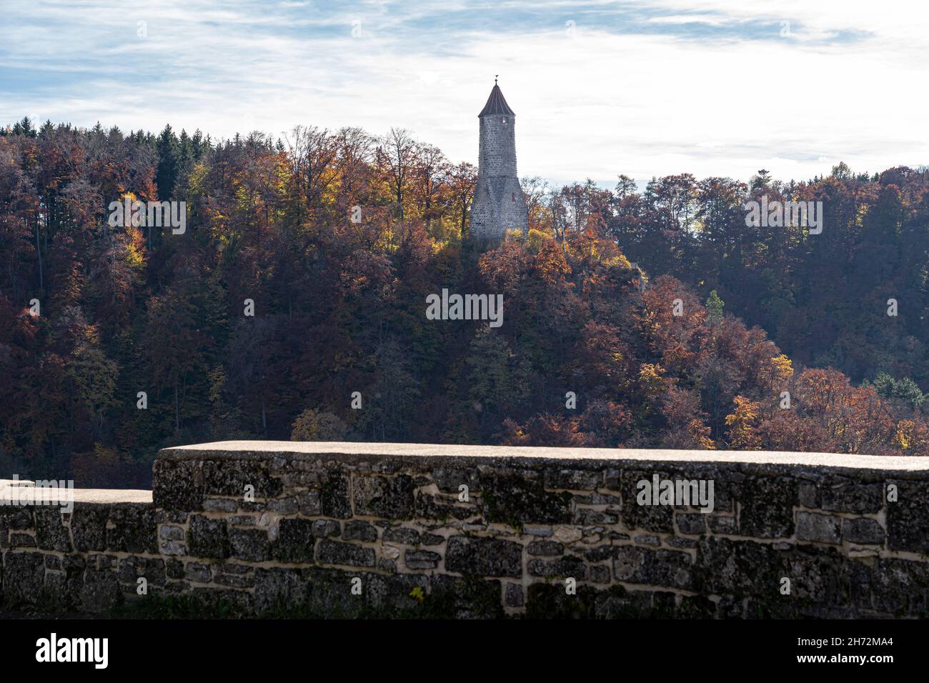 Ancienne tour de guet sur une colline au milieu de la forêt d'automne Banque D'Images