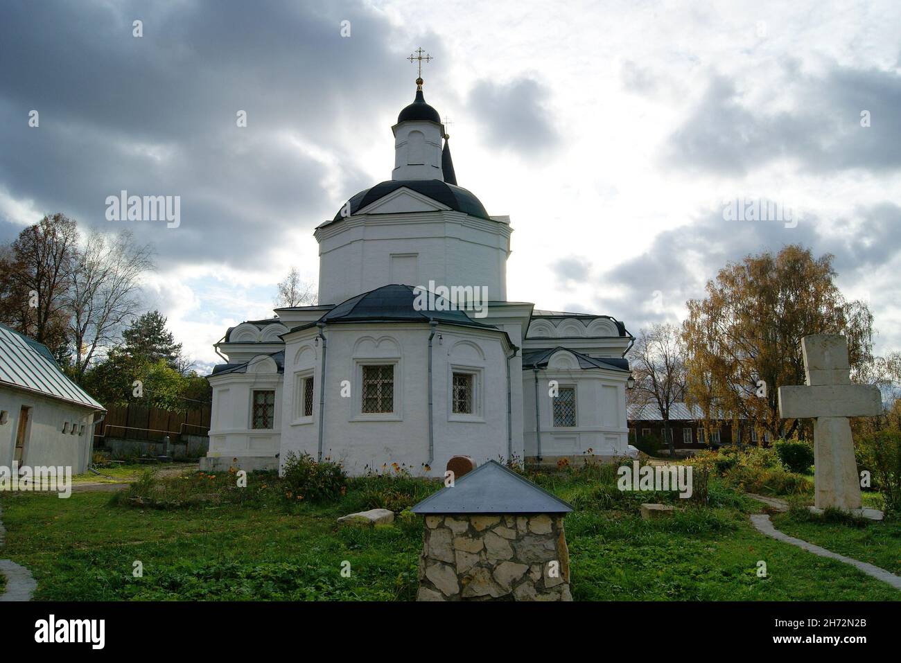 Église de la Résurrection, construite à la fin du XIXe siècle dans un style de renaissance byzantine, vue depuis le chantier naval de Tarusa, oblast de Kaluga, Russie Banque D'Images