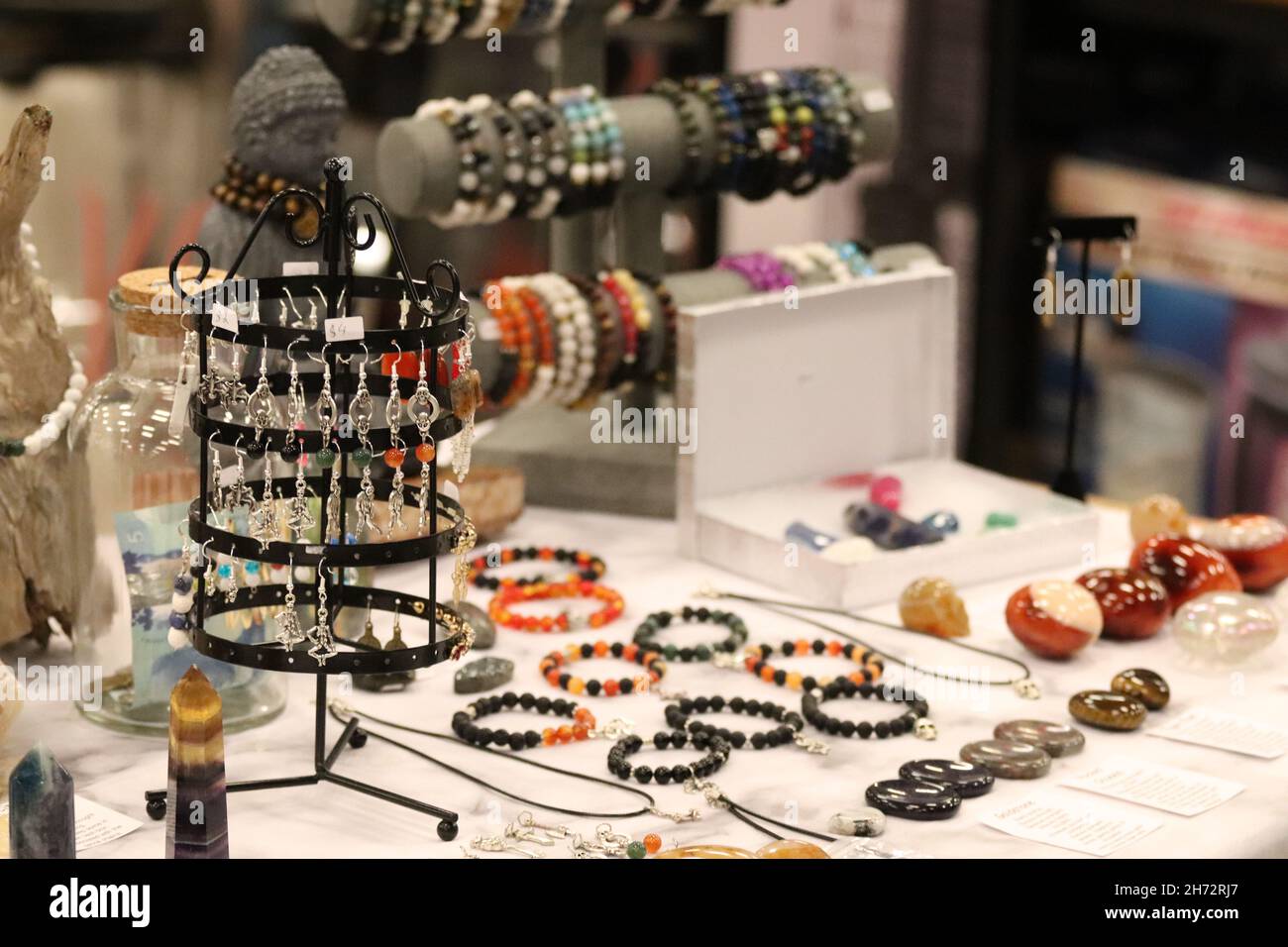Gros plan d'un assortiment de bracelets tendance présentés dans une boutique Banque D'Images
