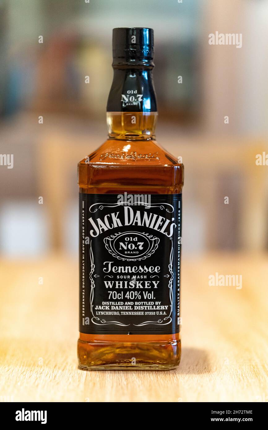 POZNAN, POLOGNE - 24 octobre 2021 : un cliché vertical du whisky Jack Daniels dans une bouteille en verre sur une table Banque D'Images