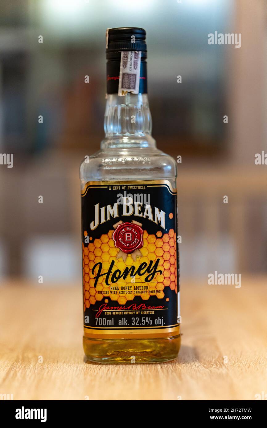 POZNAN, POLOGNE - 24 octobre 2021 : un cliché vertical d'un bourbon de whisky de marque Jim Beam avec du sirop de miel dans une bouteille en verre Banque D'Images