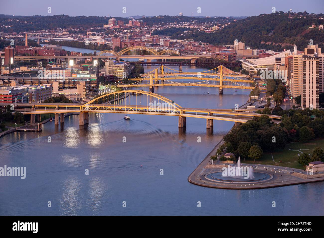 Paysage urbain de Pittsburgh et lumière du soir.Pont du fort Duquesne en arrière-plan.Pont Andy Warhol, pont Rachel Carson, pont Roberto Clemente i Banque D'Images