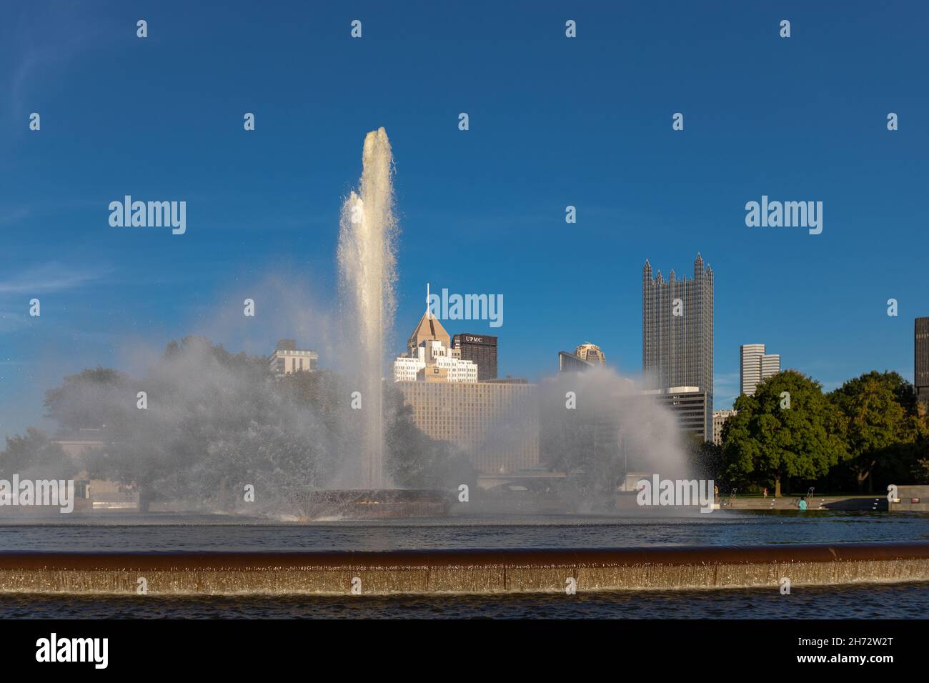 Point State Park Fountain à Pittsburgh, Pennsylvanie.Exposition longue : prenez des photos et de l'eau floue en raison d'une exposition longue.Soirée Banque D'Images