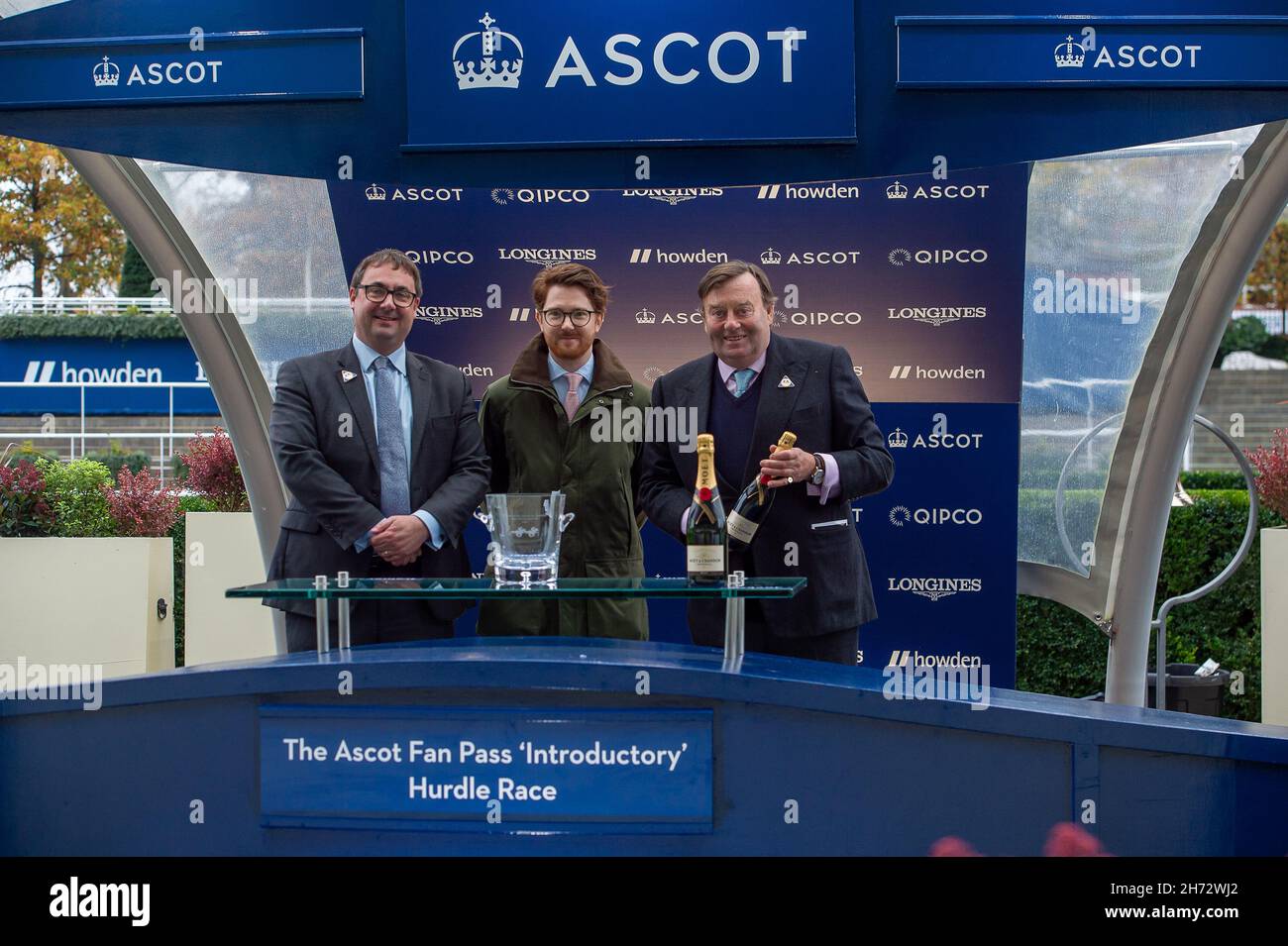 Ascot, Berkshire, Royaume-Uni.19 novembre 2021.La présentation gagnante de la course d'initiation à l'Ascot Fan Pass a été remportée par le jockey Nico de Boinville sur une jupe en tweed à cheval.Propriétaire seulement quatre hommes avec des lunettes teintées roses.Entraîneur Nicky Henderson, Lambourn.Étude Breeder Goldford.Sponsor Unibet.Crédit : Maureen McLean/Alay Live News Banque D'Images