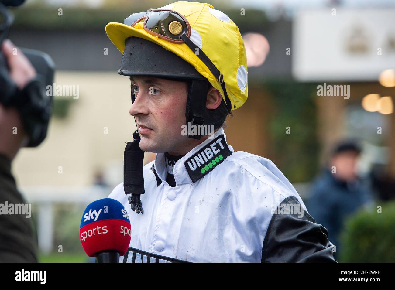 Ascot, Berkshire, Royaume-Uni.19 novembre 2021.Jockey Nico de Boinville vainqueur de la course d'obstacles Garden for All Seasons Handicap sur le capitaine de cheval Morgs.Capitaine Morgs propriétaire de l'Albatross Club.Entraîneur Nicky Henderson, Lambourn.L'éleveur Brian et Bronagh Lawler.Sponsor Unibet.Crédit : Maureen McLean/Alay Live News Banque D'Images