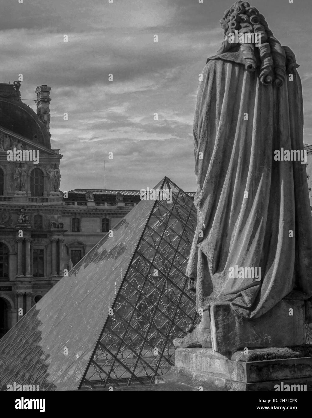 Statue donnant sur la Pyramide du Louvre Banque D'Images