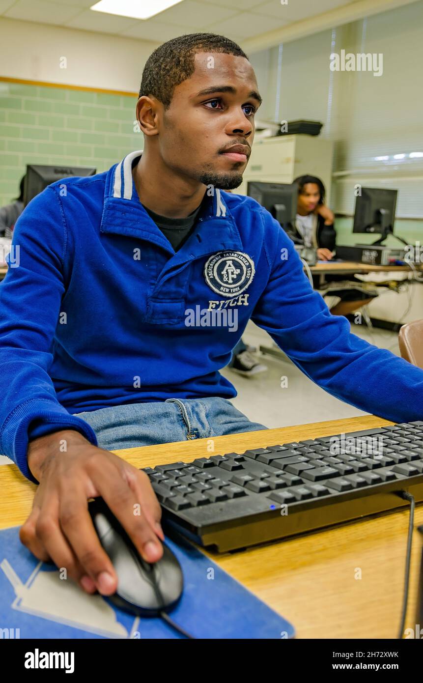 Un étudiant du secondaire utilise un ordinateur en classe à la Mississippi School for Mathematics and Science, 27 septembre 2011, à Columbus, Mississippi. Banque D'Images