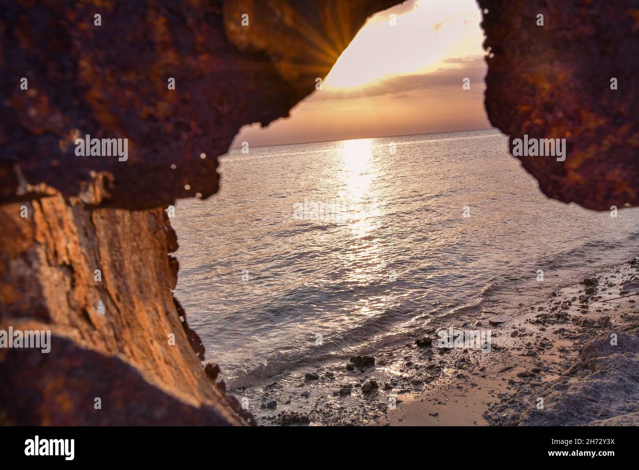 Vieille chose rouillée sur le paysage marin de la plage Banque D'Images