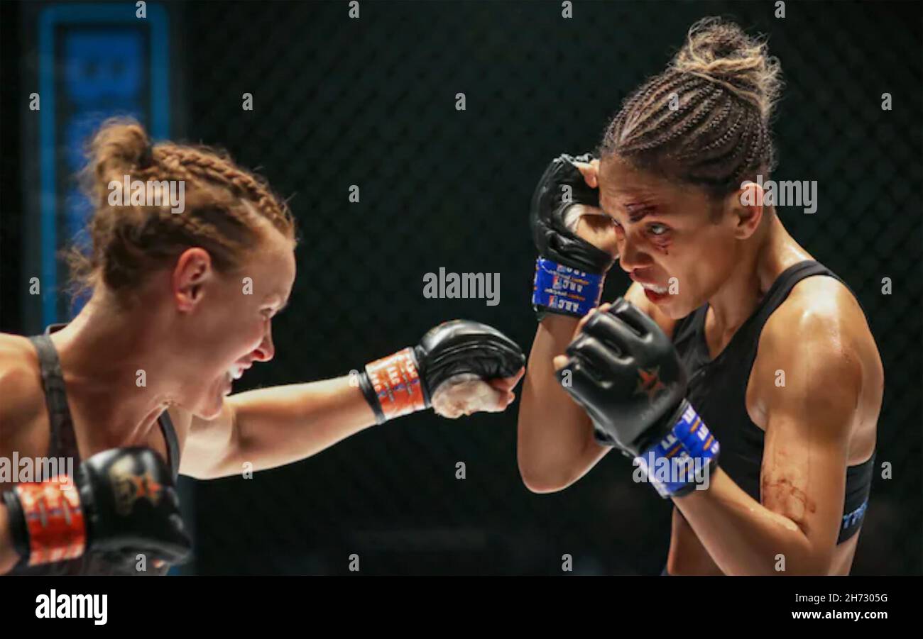 2020 Netflix a ÉTÉ MEURTRI avec Halle Berry comme combattant des arts martiaux mixtes vieillissant Jackie Justice à droite face à Valentina Shevchenko comme Lady Killer Banque D'Images