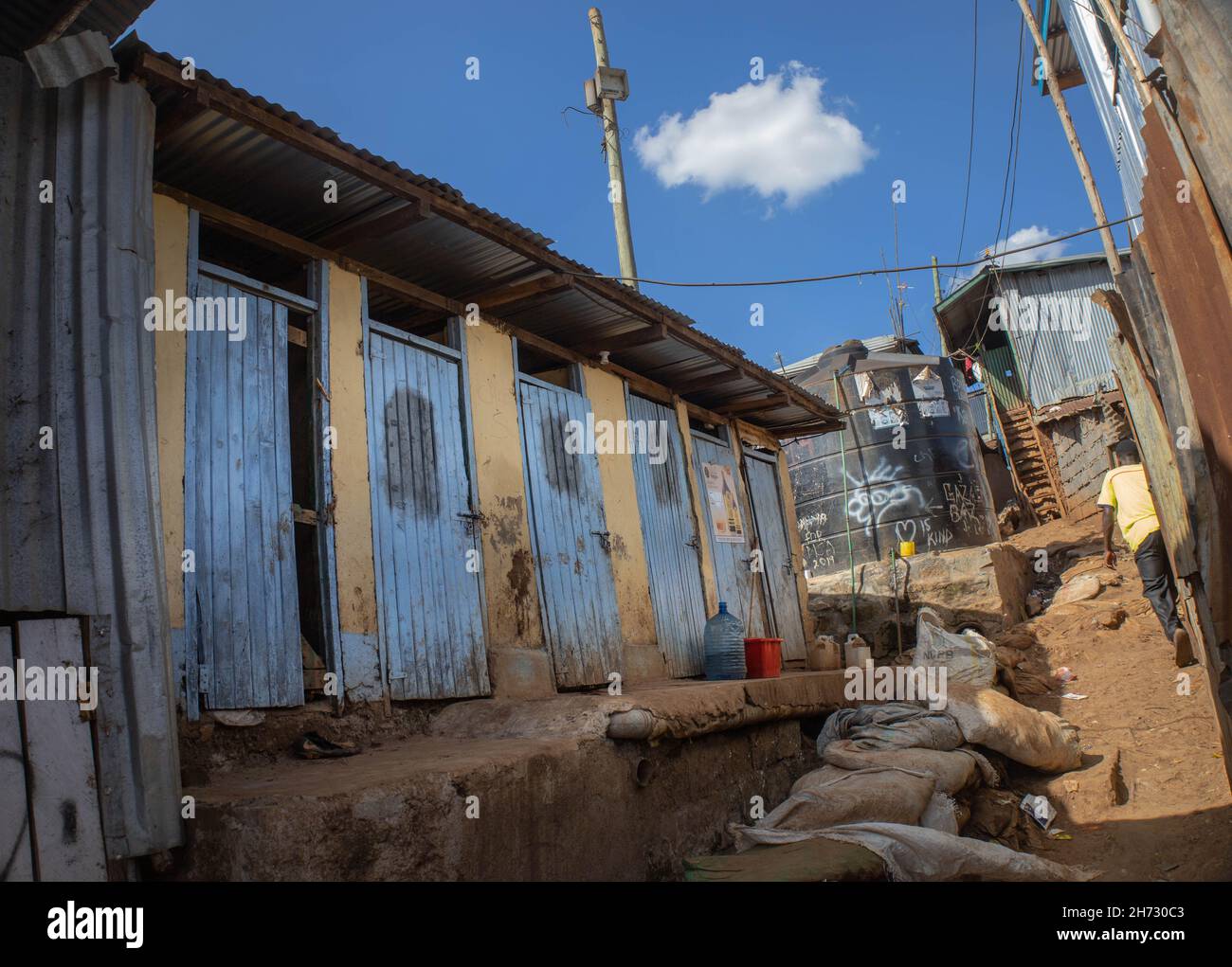 Les portes des toilettes publiques de la communauté locale sont photographiées fermées à Kibera.la Journée mondiale des toilettes est une journée internationale officielle des Nations Unies le 19 novembre afin d'inspirer l'action pour s'attaquer à la crise mondiale de l'assainissement dans le monde entier.Cela est toujours établi comme un rappel de l'assainissement approprié et de l'importance d'avoir des toilettes à travers nos quartiers locaux pour éviter la propagation et la sous-traitance de maladies entre nous et aussi protéger nos eaux et climat contre la pollution de l'élimination des sacs de toilettes volants.(Photo de Donwilson Odhiambo/SOPA Images/Sipa USA) Banque D'Images