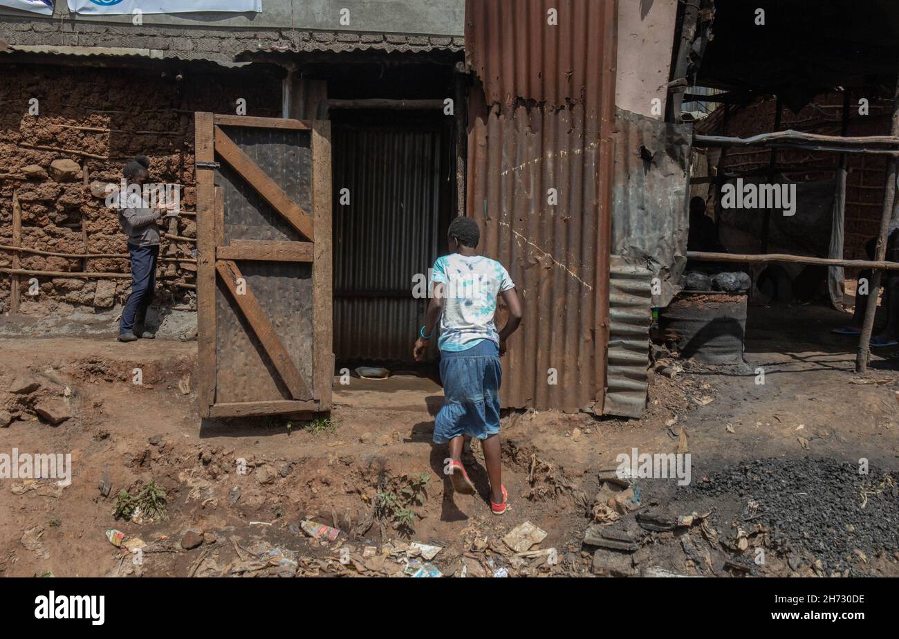 Une femme transportant un Jerrycan d'eau se promène dans une toilette publique locale à Kibera, .la Journée mondiale des toilettes est une journée internationale officielle des Nations Unies le 19 novembre pour inspirer l'action pour s'attaquer à la crise mondiale de l'assainissement dans le monde entier.Cela est toujours établi comme un rappel de l'assainissement approprié et de l'importance d'avoir des toilettes à travers nos quartiers locaux pour éviter la propagation et la sous-traitance de maladies entre nous et aussi protéger nos eaux et climat contre la pollution de l'élimination des sacs de toilettes volants.(Photo de Donwilson Odhiambo/SOPA Images/Sipa USA) Banque D'Images