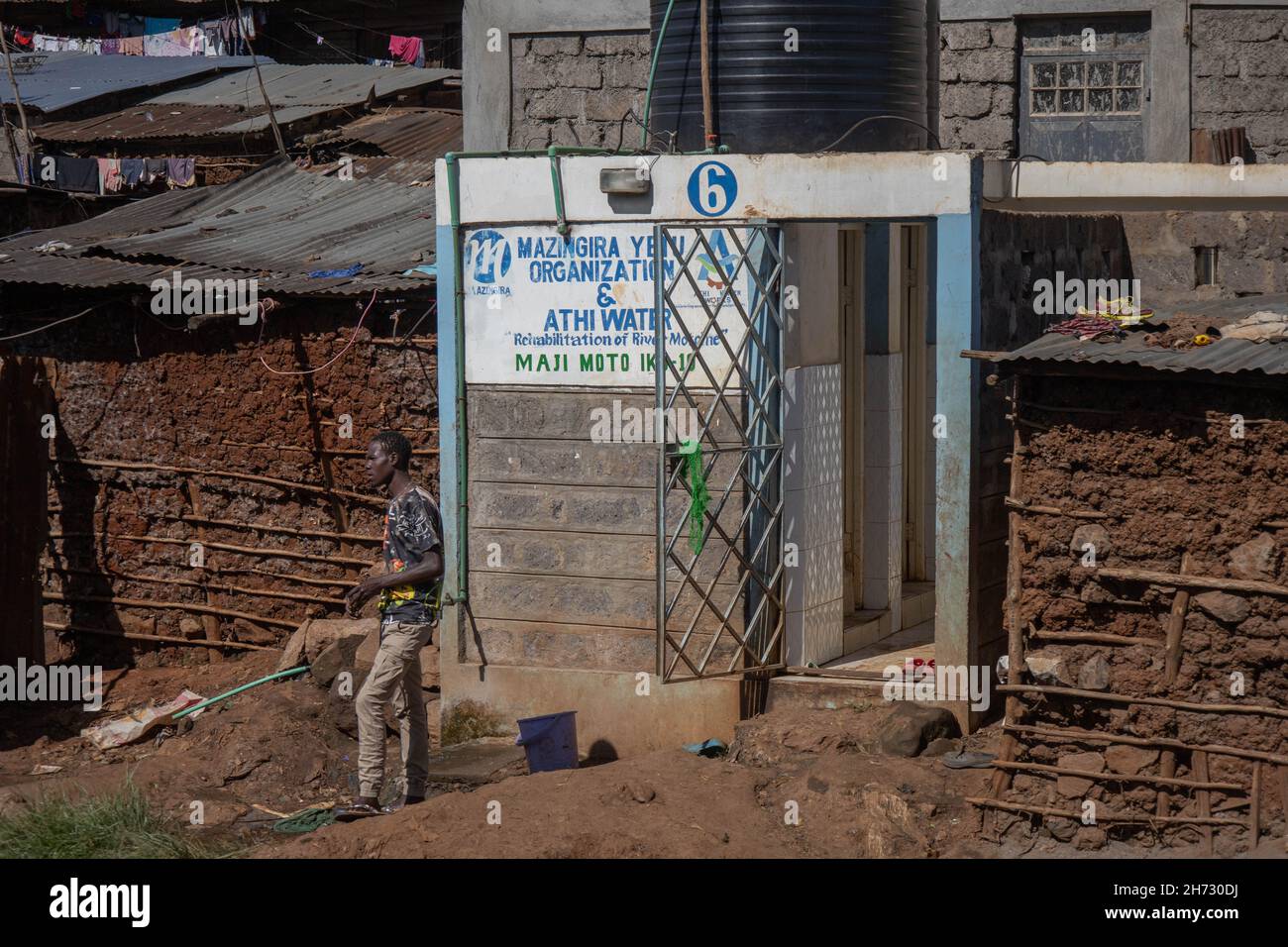 Un homme se tient à l'extérieur des toilettes publiques de la communauté, données et financées par l'Organisation Mazingira Yetu et Arthi Water à Kibera.la Journée mondiale des toilettes est une journée internationale officielle des Nations Unies le 19 novembre pour inspirer l'action pour s'attaquer à la crise mondiale de l'assainissement dans le monde entier.Cela est toujours établi comme un rappel de l'assainissement approprié et de l'importance d'avoir des toilettes à travers nos quartiers locaux pour éviter la propagation et la sous-traitance de maladies entre nous et aussi protéger nos eaux et climat contre la pollution de l'élimination des sacs de toilettes volants.(Photo de Donwilson Odhiamb Banque D'Images