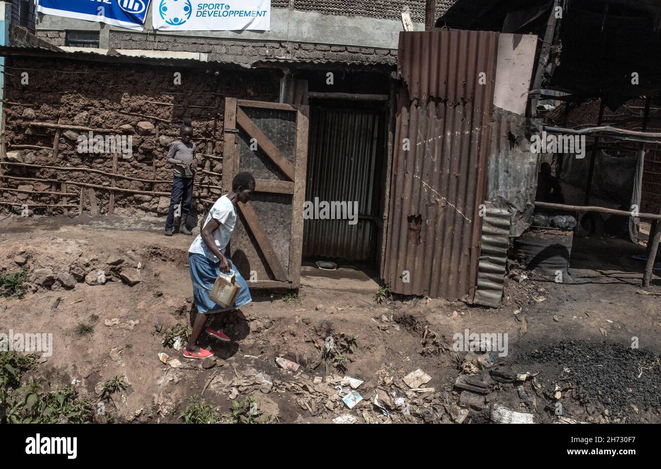 Une femme transportant un Jerrycan d'eau se promène dans une toilette publique locale à Kibera, .la Journée mondiale des toilettes est une journée internationale officielle des Nations Unies le 19 novembre pour inspirer l'action pour s'attaquer à la crise mondiale de l'assainissement dans le monde entier.Cela est toujours établi comme un rappel de l'assainissement approprié et de l'importance d'avoir des toilettes à travers nos quartiers locaux pour éviter la propagation et la sous-traitance de maladies entre nous et aussi protéger nos eaux et climat contre la pollution de l'élimination des sacs de toilettes volants.(Photo de Donwilson Odhiambo/SOPA Images/Sipa USA) Banque D'Images