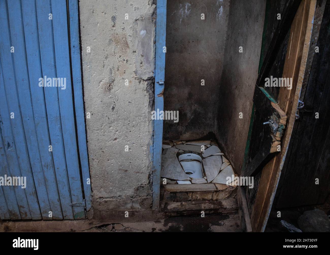 Nairobi, Kenya.19 novembre 2021.Une vue rapprochée d'une communauté locale des toilettes publiques à Kibera.la Journée mondiale des toilettes est une journée internationale officielle des Nations Unies le 19 novembre pour inspirer l'action pour s'attaquer à la crise mondiale de l'assainissement dans le monde entier.Cela est toujours établi comme un rappel de l'assainissement approprié et de l'importance d'avoir des toilettes à travers nos quartiers locaux pour éviter la propagation et la sous-traitance de maladies entre nous et aussi protéger nos eaux et climat contre la pollution de l'élimination des sacs de toilettes volants.Crédit : SOPA Images Limited/Alamy Live News Banque D'Images