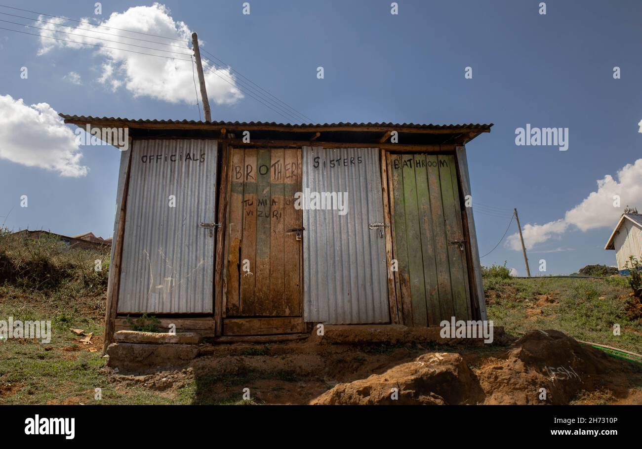 Nairobi, Kenya.19 novembre 2021.Les portes des toilettes publiques de la communauté locale sont photographiées fermées à Kibera.la Journée mondiale des toilettes est une journée internationale officielle des Nations Unies le 19 novembre afin d'inspirer l'action pour s'attaquer à la crise mondiale de l'assainissement dans le monde entier.Cela est toujours établi comme un rappel de l'assainissement approprié et de l'importance d'avoir des toilettes à travers nos quartiers locaux pour éviter la propagation et la sous-traitance de maladies entre nous et aussi protéger nos eaux et climat contre la pollution de l'élimination des sacs de toilettes volants.Crédit : SOPA Images Limited/Alamy Live News Banque D'Images