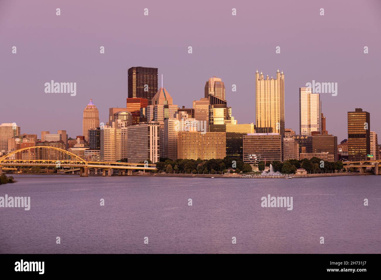 Paysage urbain de Pittsburgh, Pennsylvanie.Rivières Allegheny et Monongahela en arrière-plan.Rivière Ohio.Le centre-ville de Pittsburgh avec des gratte-ciel et de belles Banque D'Images