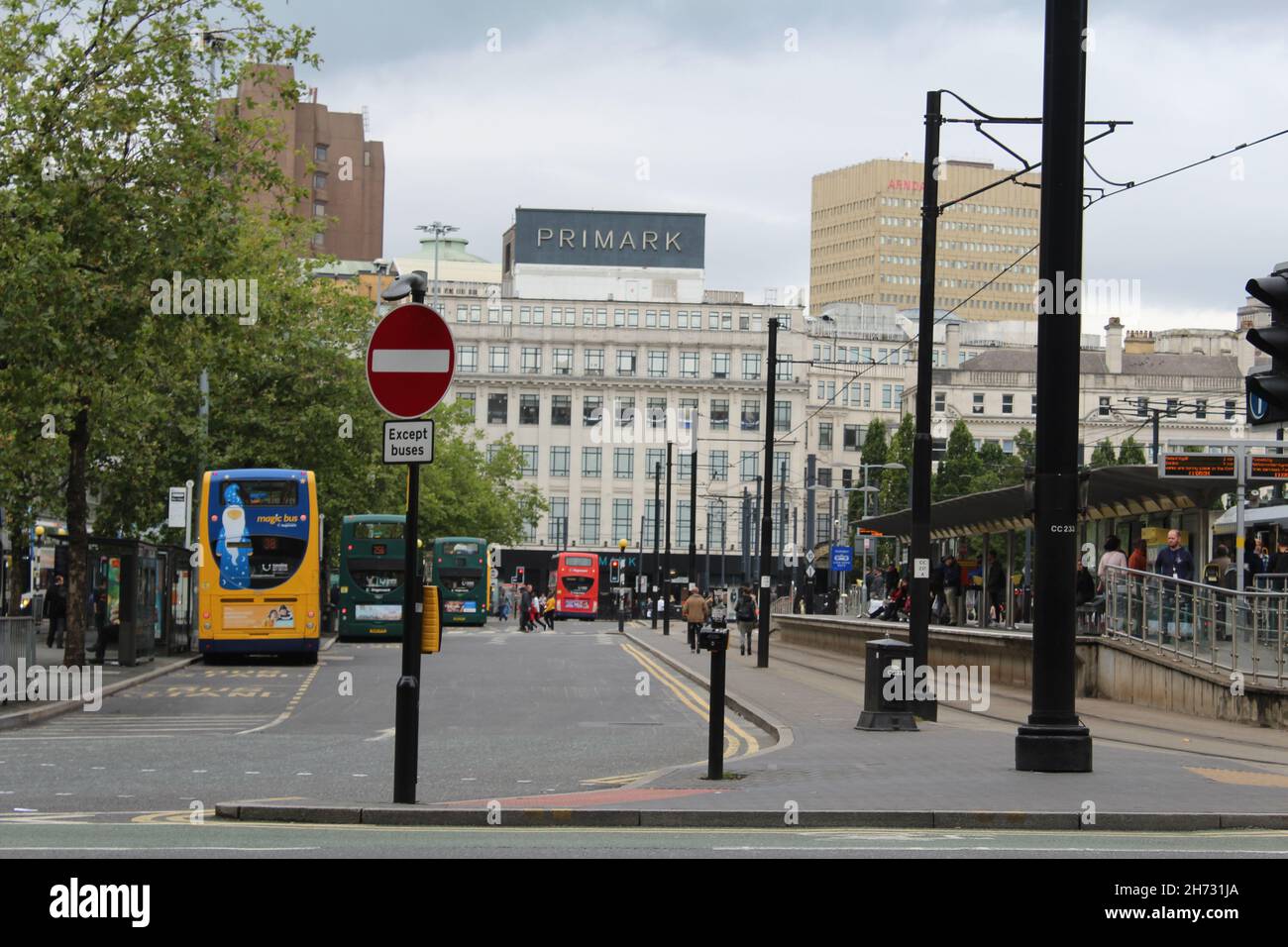 Route à l'extérieur de Primark à Piccadilly, Manchester Banque D'Images