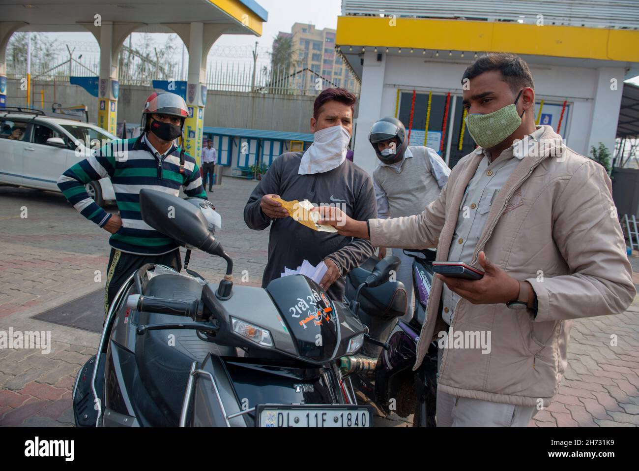 New Delhi, Inde.19 novembre 2021.Un policier de la circulation qui émet un problème aux navetteurs dans une station-service.Delhi la police de la circulation effectue une enquête de force «pollution sous contrôle (PUC)» contre la pollution des véhicules à deux roues à New Delhi comme l'indice de qualité de l'air de Delhi (AQI) est très malsain après le festival Diwali.(Photo de Pradeep Gaur/SOPA Images/Sipa USA) crédit: SIPA USA/Alay Live News Banque D'Images