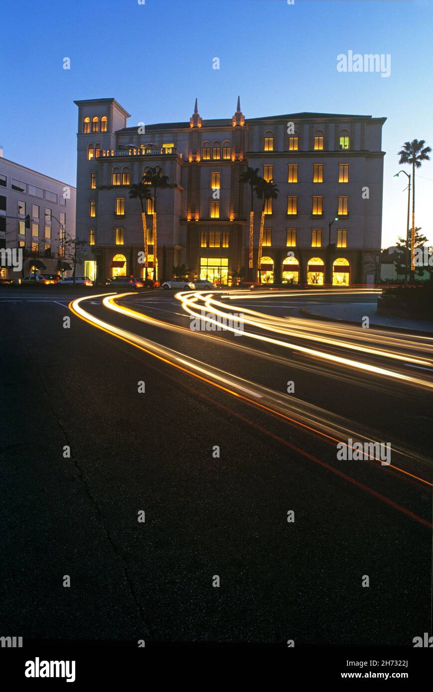 Grand magasin à la tombée de la nuit sur Wilshire Blvd. À Beverly Hills, CA Banque D'Images
