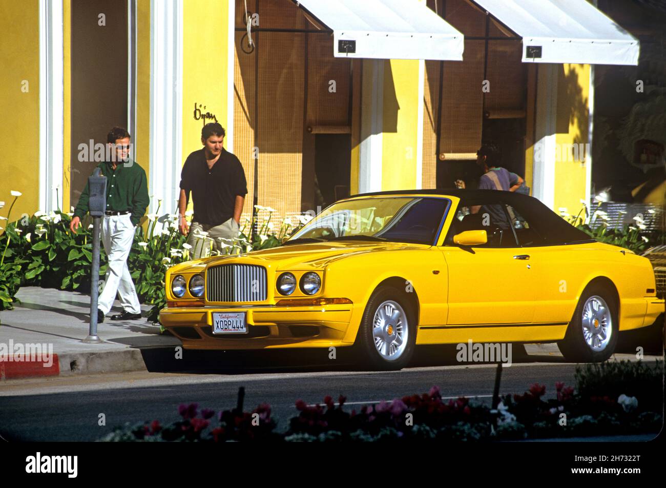 Yellow Rolls Royce garée en face de la boutique Bijan sur Rodeo Drive à Beverly Hills, CA Banque D'Images