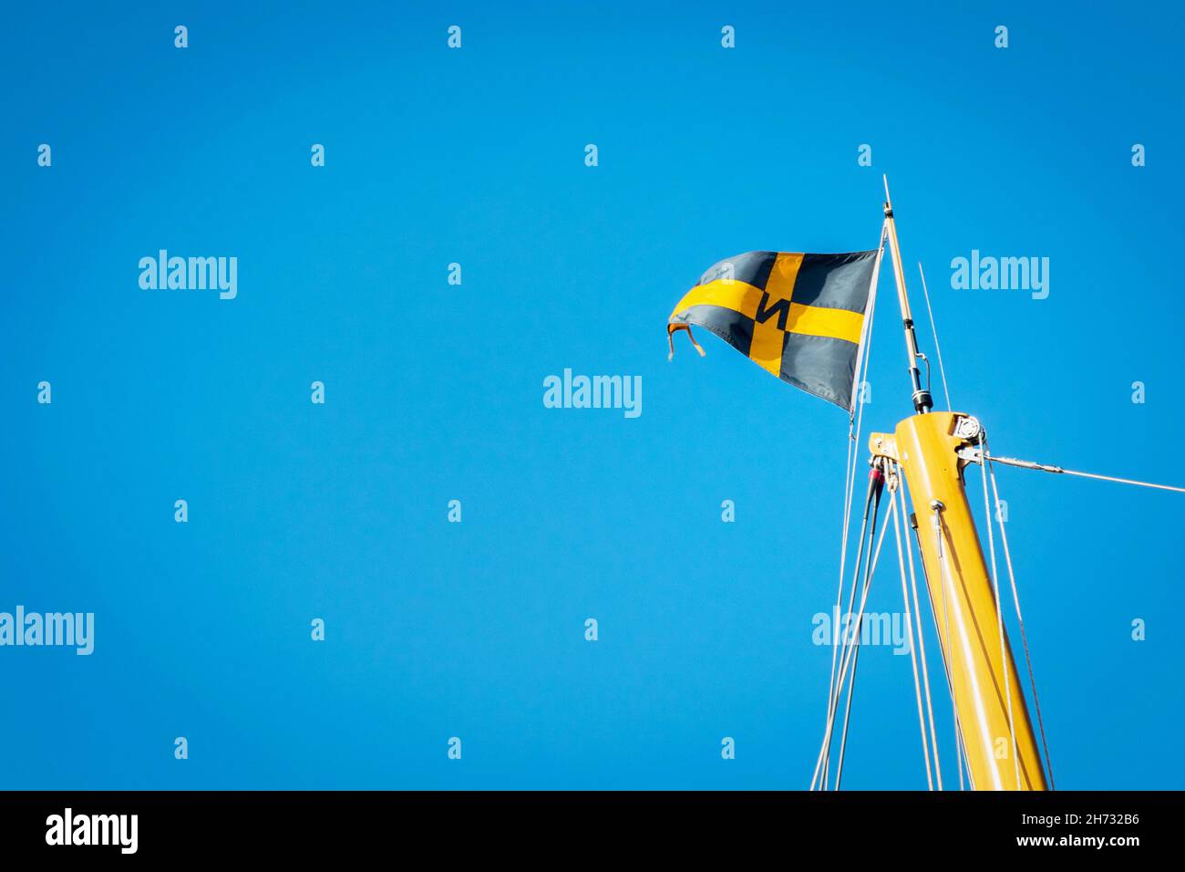 Drapeau volant à bord d'un navire près de l'académie navale au quai d'Annapolis City Dock (Ego Valley) à Annapolis Maryland. Banque D'Images