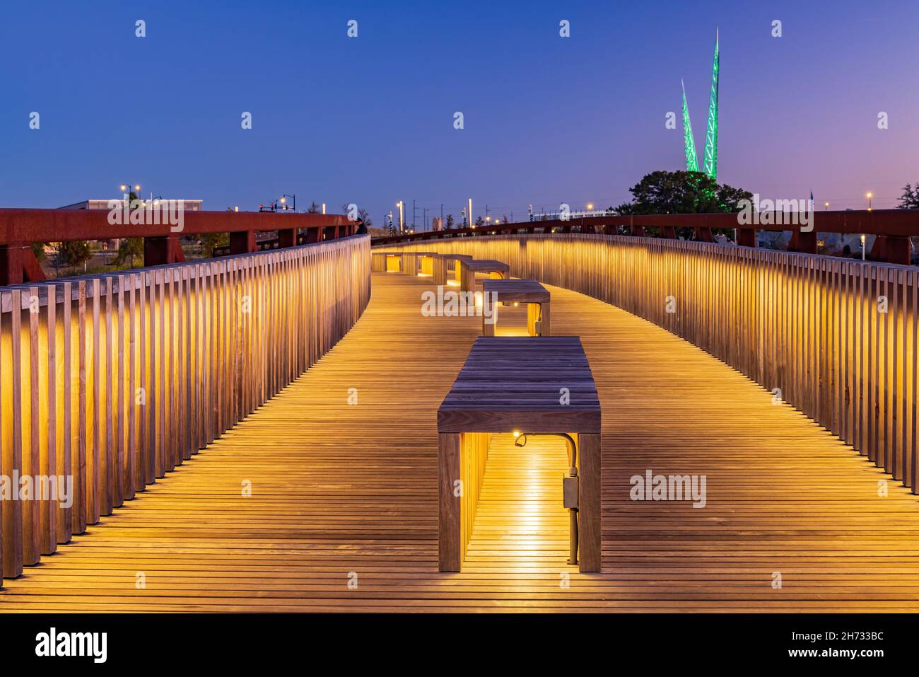 Vue nocturne du pont dans le parc de Scissortail à Oklahoma Banque D'Images