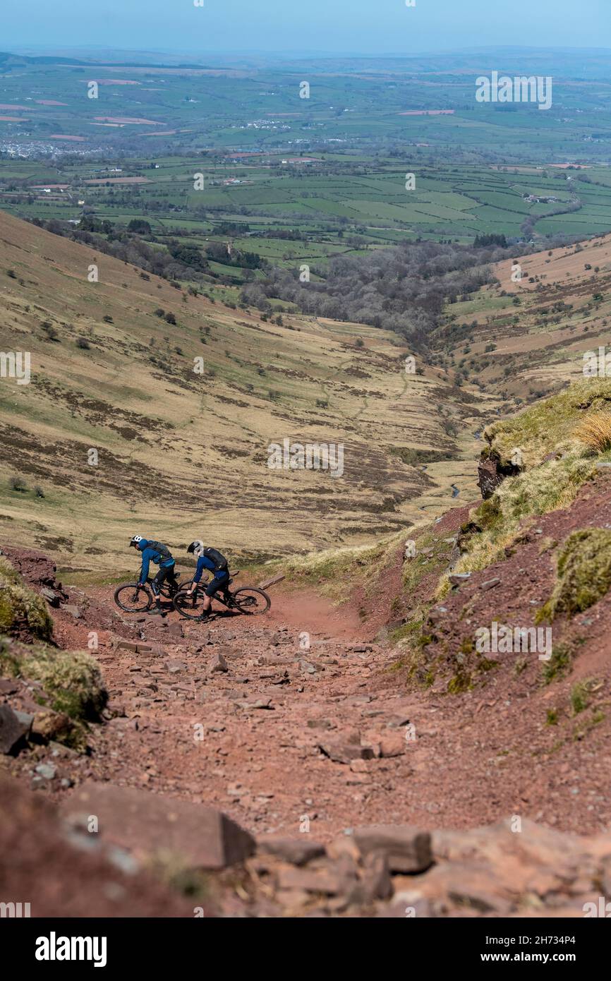 Deux hommes font du VTT dans le parc national de Brecon Beacons, au pays de Galles, au Royaume-Uni. Banque D'Images