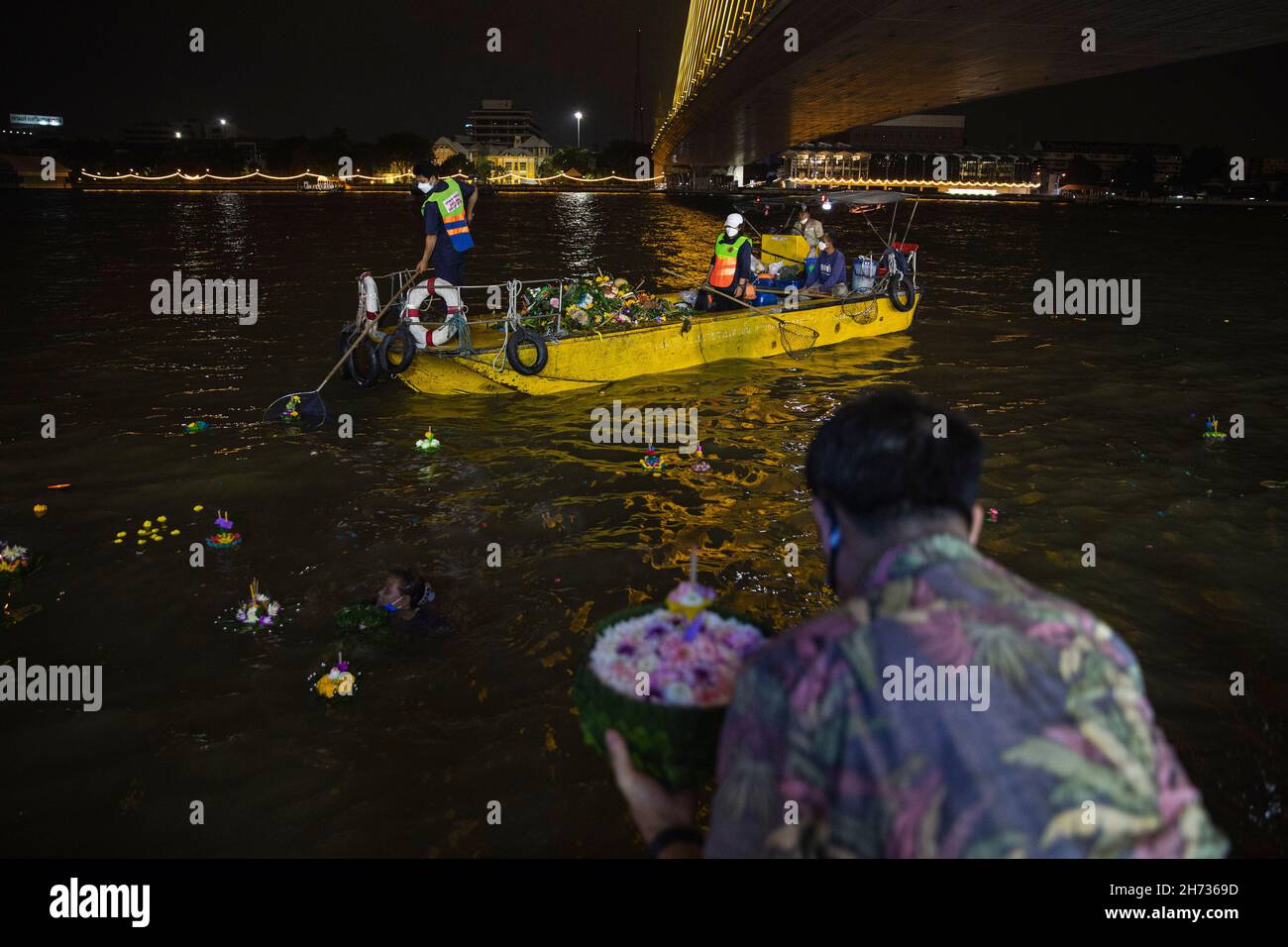 Bangkok, Thaïlande.19 novembre 2021.Le personnel métropolitain de Bangkok vu sur un bateau collectant des cadeaux Kra Thong de la rivière, pendant le festival.après avoir bloqué et annulé tous les événements pendant près de 2 ans en raison de la situation pandémique COVID-19, enfin le festival Loy Krathong a été organisé l'année dernière.Le festival est célébré chaque année en Thaïlande et dans les pays voisins.Kra Thong est une offrande pour remercier la déesse de l'eau et 'Loy' moyens de flotter.(Photo de Varuth Pongsaponwatt/SOPA Images/Sipa USA) crédit: SIPA USA/Alay Live News Banque D'Images