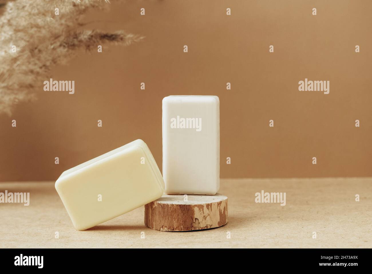 Barres de savon en matières premières naturelles fond beige.Cosmétiques biologiques concept santé spa cosmétiques naturels Banque D'Images