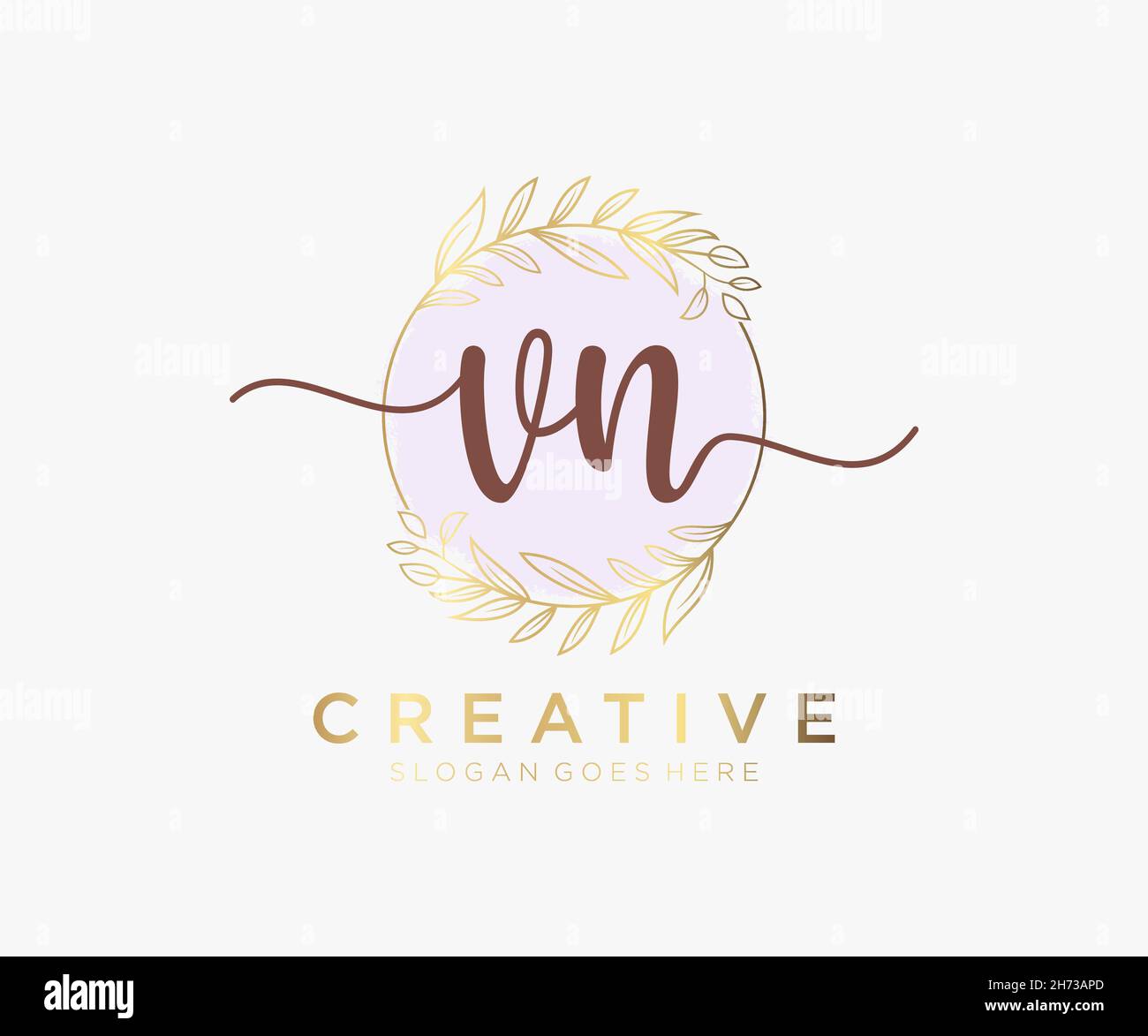 Logo VN féminin.Utilisable pour les logos nature, salon, Spa, cosmétique et Beauté.Elément de modèle de logo Flat Vector. Illustration de Vecteur