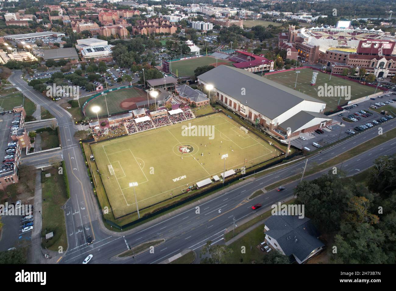 Une vue aérienne du complexe de football Seminole sur le campus de l'Université d'État de Floride, le vendredi 19 novembre 2021, à Tallahassee,Fla c'est la maison fa Banque D'Images