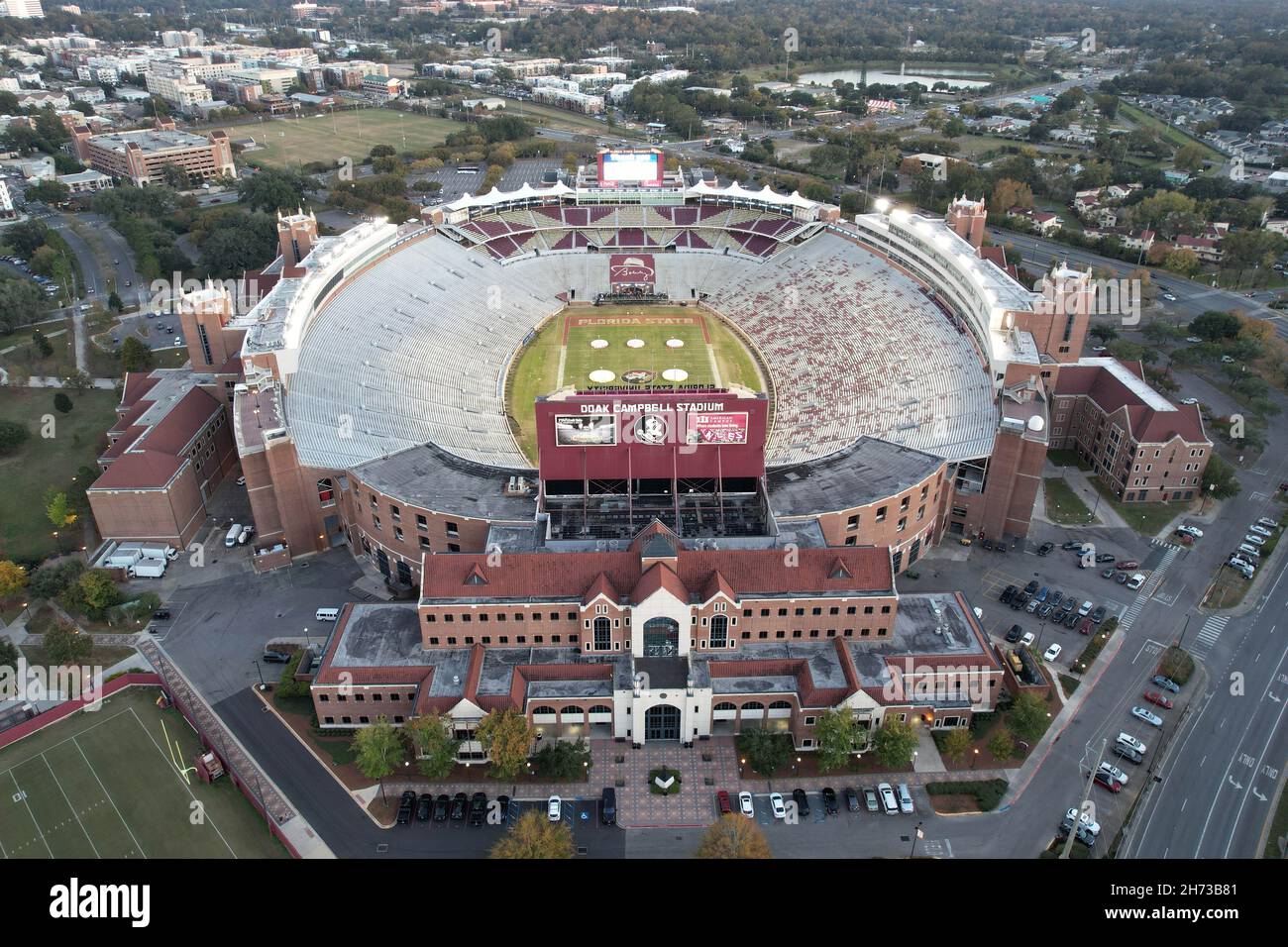 Une vue aérienne du stade Doak Campbell sur le campus de l'Université d'État de Floride, le vendredi 19 novembre 2021, à Tallahassee,Fla c'est le champ d'accueil pour Banque D'Images