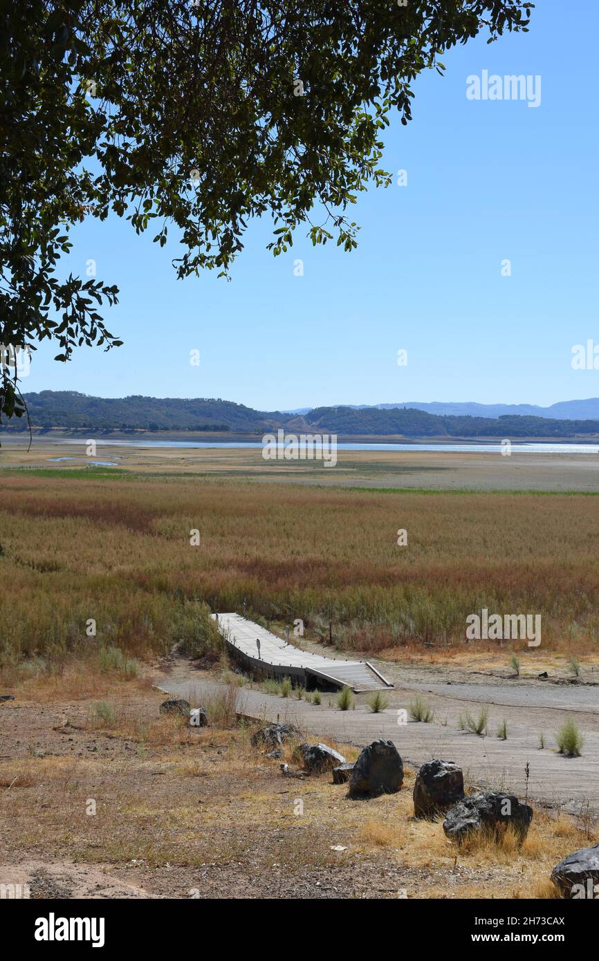 Lac Mendocino, extrémité nord au lancement de rand pendant la sécheresse avec de l'eau à 1/4 mile de la rampe Banque D'Images