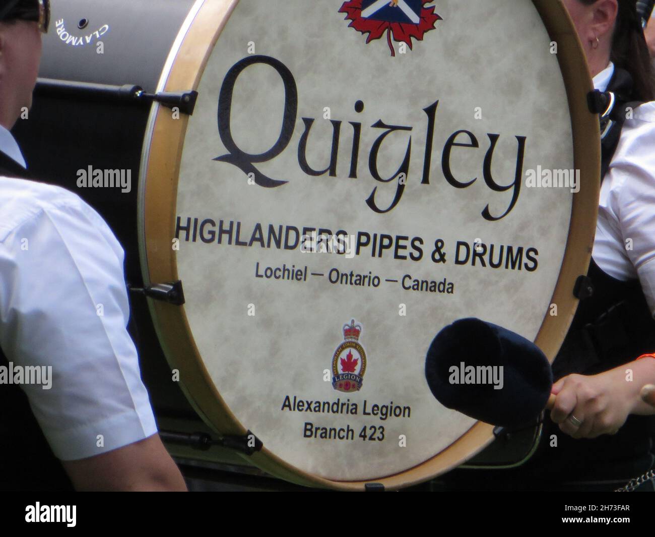 Gros plan sur le tambour de Quigley Highlanders Pipes & Drums joué dans le groupe écossais de marching. Banque D'Images