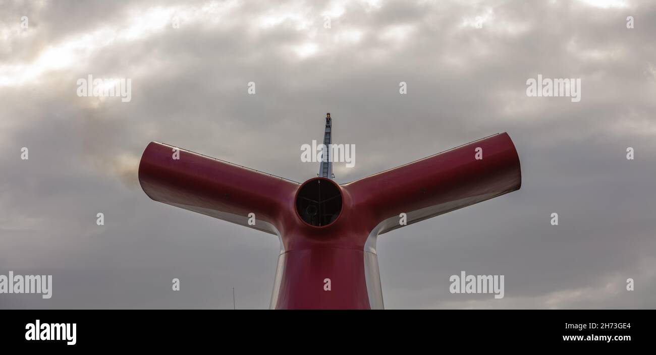 Saint Vincent - 13 mai 2020 : photo en petit angle d'entonnoir rouge, blanc et bleu sur Carnaval Freedom.Ciel gris avec des nuages blancs en arrière-plan, Banque D'Images