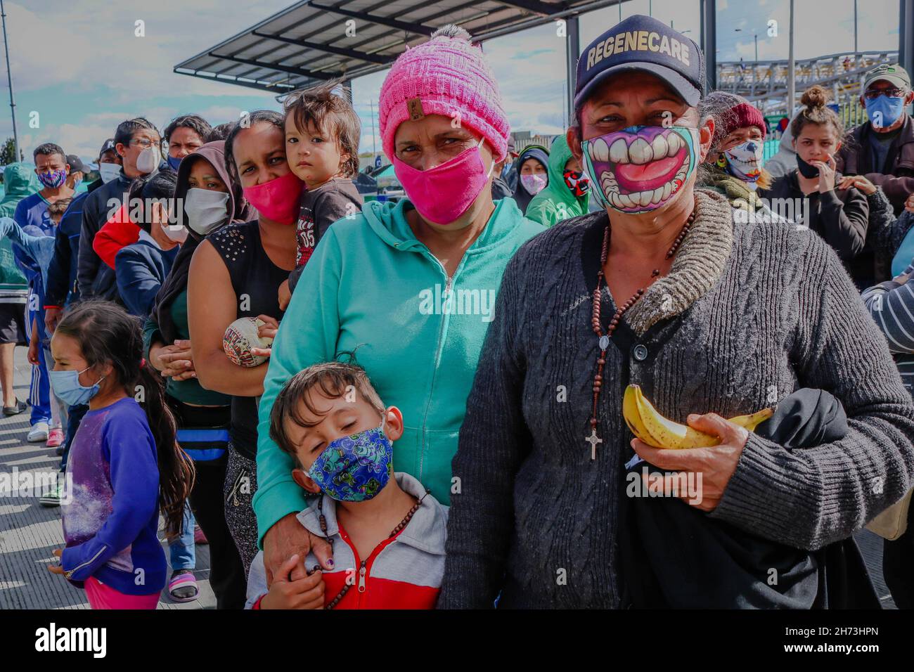Le 18 juillet 2020, les familles de migrants vénézuéliennes qui vivent dans le centre de transport du nord de Bogota, en Colombie, reçoivent des aides alimentaires dans le cadre des lockdossements sectorés de la pandémie COVID-19. Banque D'Images
