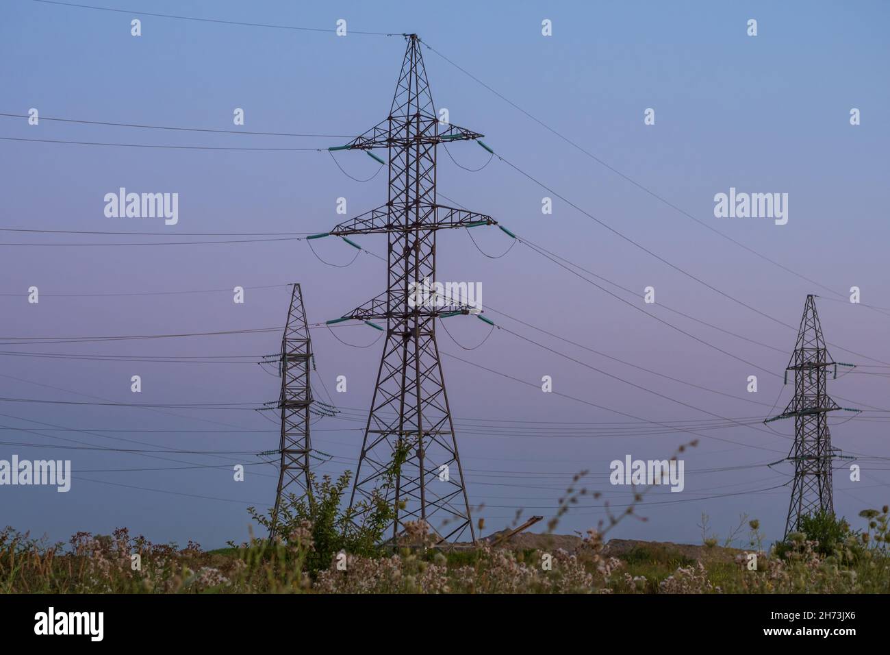 Pylônes électriques Et Lignes électriques à Haute Tension Sur Le Fond Bleu Ciel Nuageux Centrale Electrique Reseau Electrique Vue Dessous 23541942