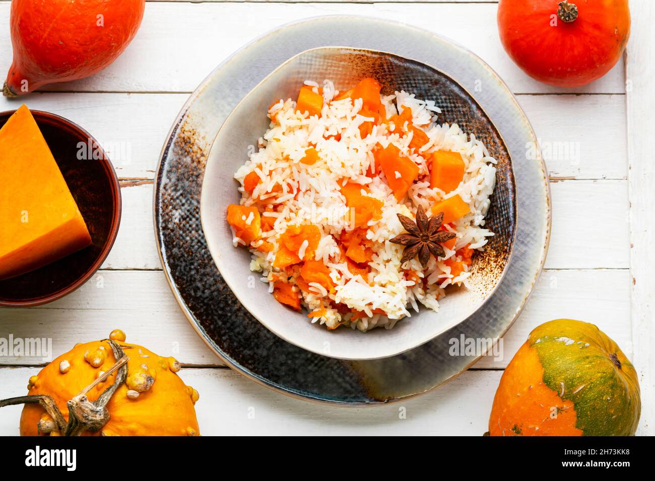 Riz à la citrouille parfumée et juteuse.Pilaf de légumes Banque D'Images