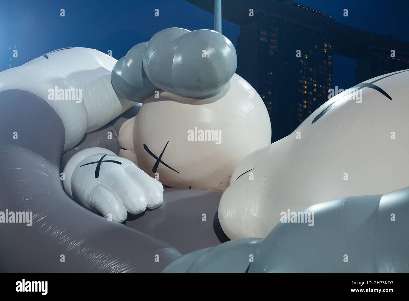 Novembre 2021.Gros plan de l'installation KAWS Holiday art ouvert au public à Singapour.Design par l'artiste et designer américain Brian Donnelly. Banque D'Images