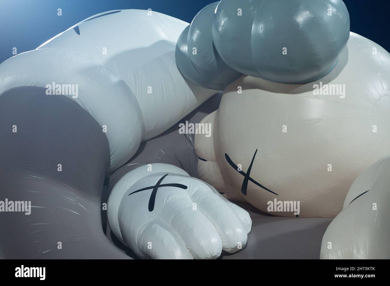 Novembre 2021.Gros plan de l'installation KAWS Holiday art ouvert au public à Singapour.Design par l'artiste et designer américain Brian Donnelly. Banque D'Images