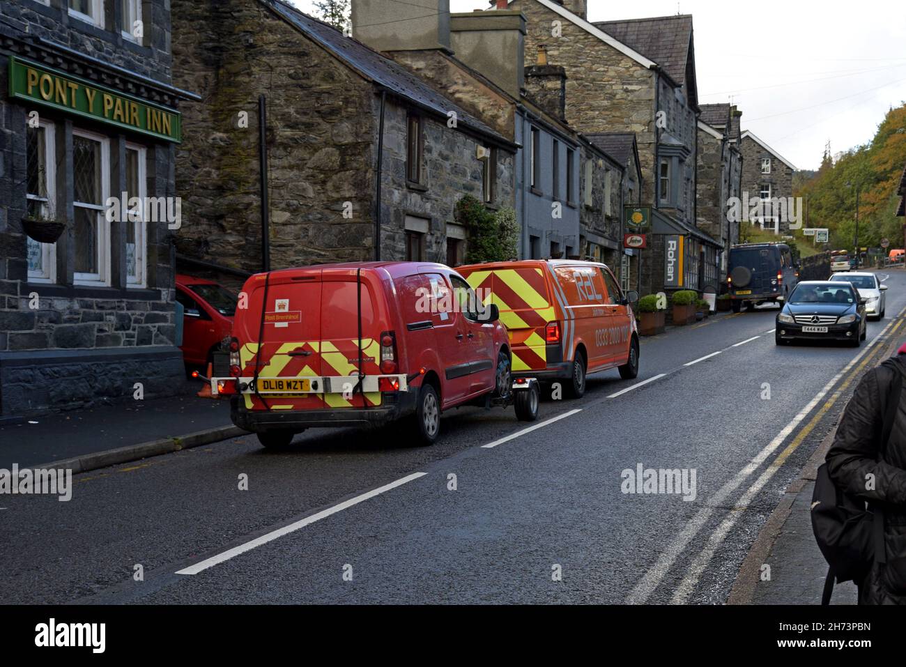 Une camionnette de récupération de RAC truie une camionnette de Royal Mail en panne à travers la ville galloise de Betws-y-Coed, le 30 octobre 2021 Banque D'Images