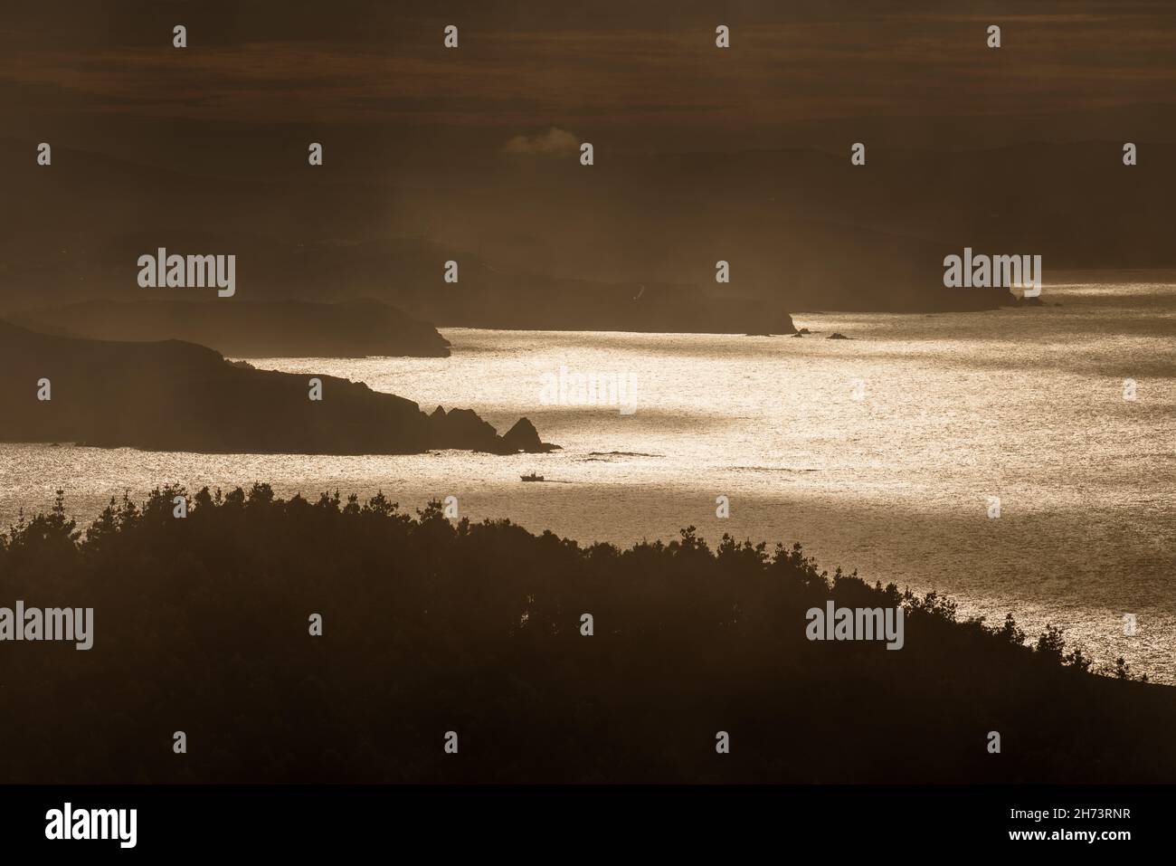 Paysage brumeux.Paysage marin de la côte nord de l'Atlantique en Galice, Espagne. Banque D'Images