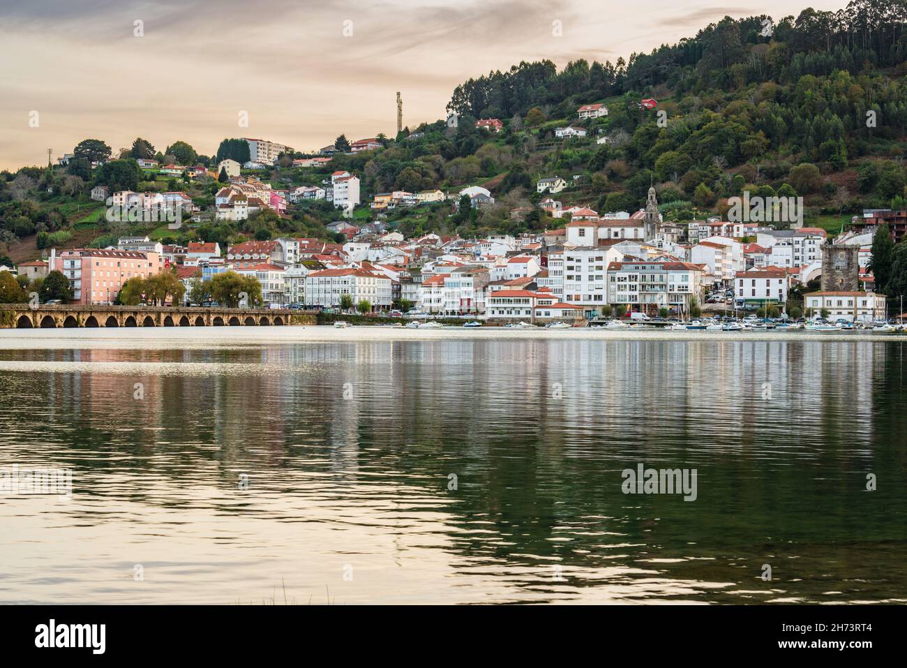 Pontedeume, Espagne.11 septembre 2021.Vue panoramique de Pontedeume en Galice, Espagne Banque D'Images